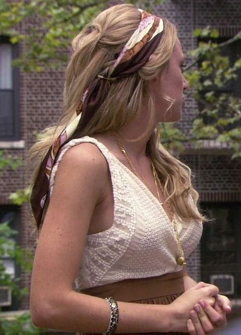 Estilo Gossip Girl, Half Up Half Down Hairstyle, Down Hairstyle, Serena Van Der, Gossip Girls, Bobby Pin Hairstyles, Serena Van, Serena Van Der Woodsen, Gossip Girl Fashion