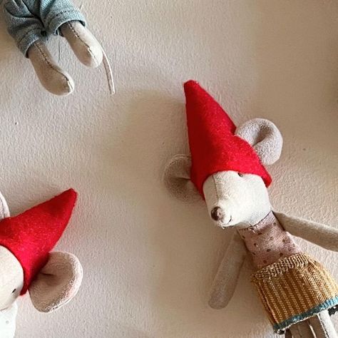 Satu Peltomaki | Me and Kiddo Patterns on Instagram: "I got this idea late last night that I want to surprise our kids with little pixie hats on all the Maileg mice, they were super excited this morning! All you need is red felt wool sheets. This is such a small project so can also sew the back of the hat by hand incase you don’t have a srwing machine. ENJOY! #maileg #mailegworld #mailegmouse #mailegmice #mailegchristmas #christmas #christmasdiy #pixies #elfhat" Pixie Hats, Maileg Christmas, Maileg Mice, Christmas Mice, Maileg Mouse, Pixie Hat, Felt Wool, Elf Hat, Diy Hat