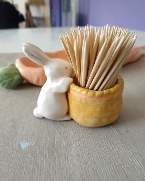 Clay Art For Kitchen, Clay Crafts Bunny, Clay Toothpick Holder, Functional Polymer Clay Ideas, Little Ceramic Projects, Easter Clay Ideas, Bunny Pottery, Clay Bunnies, Rabbit Pottery