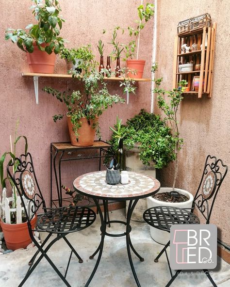 Patio terraza, rincón, mini mesa, terraza, patio pequeño, plant lover Mini Patio Ideas, Patio Interior Pequeño, Patio Chico, Urban Interior Design, Vintage Patio, Eco Garden, Home Decor Ideas Bedroom, House Backyard, Coastal Interiors Design