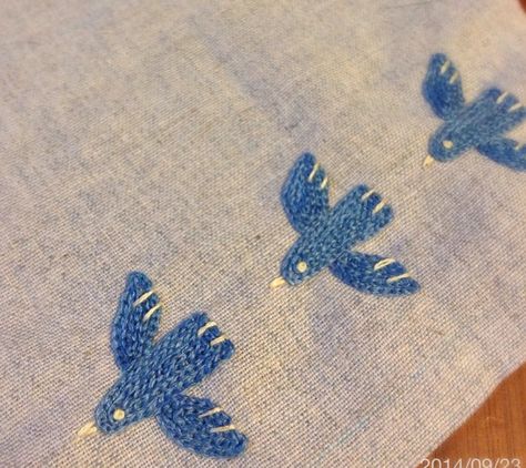 Wool stitch Embroidered Birds Embroidery, Crow Embroidery, Easy Hand Embroidery, Yumiko Higuchi, Embroidered Birds, Embroidery Crochet, Advanced Embroidery, Embroidered Bird, Bird Embroidery