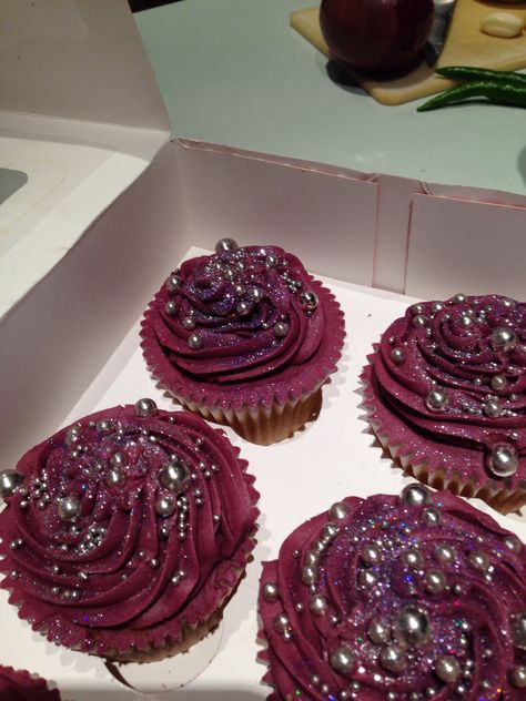 Purple glitter cupcakes Y2k Cupcakes, Quinceanera Cupcakes, Euphoria Cake, Masquerade Ideas, Seventeenth Birthday, Swirl Cupcakes, Cupcakes Wedding, Red Cupcakes, Purple Cupcakes