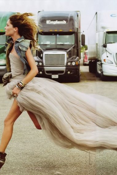 Erin Wasson Elle Italia Aug10 Burning Man Costumes, Burning Man Costume, Mode Editorials, Blowing In The Wind, Walking Down The Street, Erin Wasson, Festival Trends, Mode Boho, Festival Style