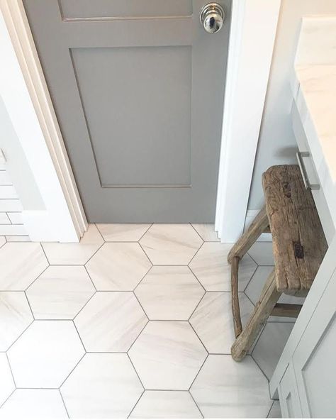 Bathroom With Octagon Tile, Modern Tile For Kitchen Floors, Laundry Floor Tiles, Bathroom Tile Flooring Ideas, Bathroom Tile White, Small Bathroom Flooring Ideas, Hallway Bathroom Ideas, Tile Floor Bathroom, Drømme Bad