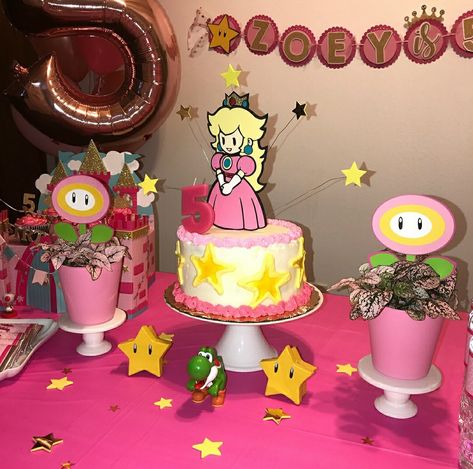 Princess Peach Birthday Centerpieces, Princess Peach Centerpiece Ideas, Princess Peach Dessert Table, Princess Peach Centerpiece, Princess Peach Birthday Party Decorations, Pastel Princesa Peach, Princess Peach Party Decorations, Princess Peach Party Ideas, Peach Dessert Table