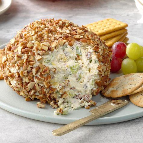 Pineapple Pecan Cheese Ball Pineapple Cream Cheese Ball Recipe, Pineapple Cream Cheese Ball, Cranberry Cream Cheese Spread, Pineapple Cheese Ball, Pineapple Cream Cheese, Pineapple Cheese, Tartiflette Recipe, Desserts Holiday, Cheddar Cheese Ball