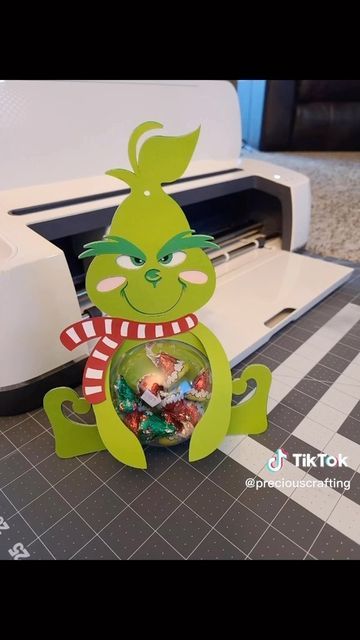 Diy Candy Holders Craft Ideas, Christmas Candy Holder Svg, Christmas Circut Idea, Grinch Candy Holder, Diy Cricut Christmas Projects, Christmas Candy Holders Diy, Christmas Craft Cricut, Cricket Christmas Projects, Candy Holders Diy Ideas