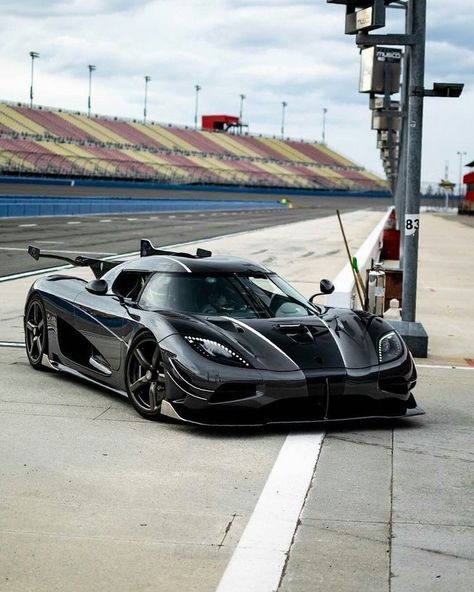 #koenigsegg #agera #cars #sportcars #supercars #luxury #wealth #rich Mobil Futuristik, Car Paint Jobs, Futuristic Cars Design, Cool Car Pictures, Exotic Sports Cars, Super Luxury Cars, Classy Cars, Pretty Cars, Futuristic Cars