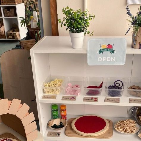 🍕Pizzeria Role Play🍕 I love switching up the role play area regularly and after seeing a few people (specifically @creative_mama_che)… | Instagram Kitchen Role Play Area Eyfs, Cafe Role Play Area Eyfs, Cafe Role Play Area, Kindergarten Restaurant, Role Play Areas Eyfs, Felt Pasta, Pizza Station, Felt Pizza, Kids Pizza