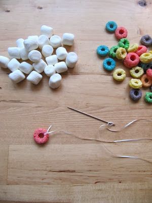 marshmallow cereal garland Marshmallow Garland, Marshmallow Christmas, Marshmallow Cereal, Holiday Food Crafts, Candy Christmas Tree, Christmas Kindergarten, Homemade Ornaments, Christmas Tree Garland, Tree Garland