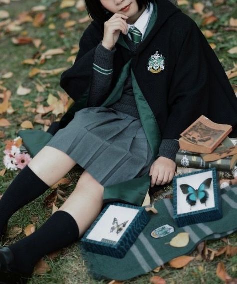 pansy parkinson aesthetic Slytherin Uniform, Slytherin Clothes, Slytherin Outfit, Walburga Black, Slytherin Fashion, Film Harry Potter, Hogwarts Uniform, Stile Harry Potter, Hogwarts Outfits