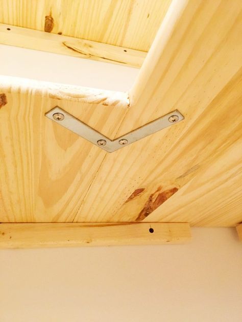 how to use L brackets to support corner shelves Corner Shelves Diy, Diy Corner Shelf, Diy Pantry Shelves, Pantry Redo, Corner Shelf Ideas, Pantry Closet Design, Pantry Room, Built In Pantry, Custom Pantry