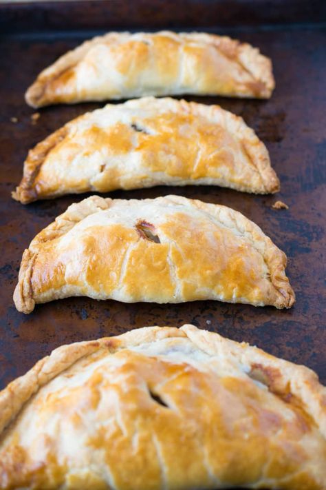 4 Traditional Cornish pasties lined up on a baking sheet Food Pockets, Traditional Cornish Pasty Recipe, Cornish Pasty Recipe, Egyptian Dishes, Pasty Recipe, Cornish Pasty, Mini Pie Recipes, Great British Food, English Recipes