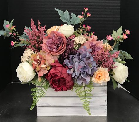 Flower Box Artificial Flowers, Flowers In A Box Floral Arrangements, Flower Box Centerpiece, Luxury Flower Arrangement, Arreglos Ikebana, Easter Flower Arrangements, Fleurs Diy, Artificial Floral Arrangements, Ikebana Flower Arrangement