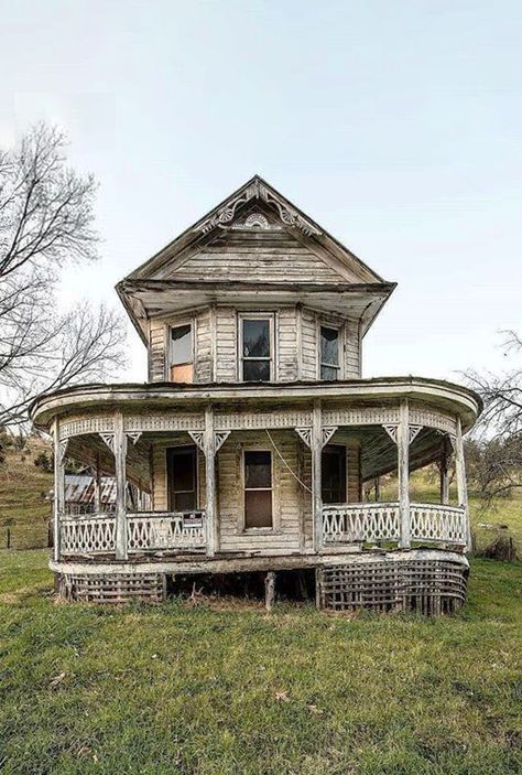 Craig County, Virginia, USA Abandoned World, Old Abandoned Buildings, Creepy Houses, Bg Design, Old Abandoned Houses, Abandoned House, Abandoned Mansions, Old Farm Houses, Haunted Places