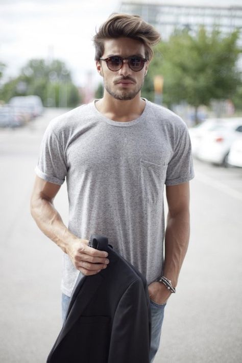 Never can go wrong with a plain grey tee Mdv Style, Terno Slim, Men Tumblr, Mens Fashion Simple, Mens Fashion Business, Ray Ban Wayfarer, Ray Ban Aviator, Italian Men, The Perfect Guy