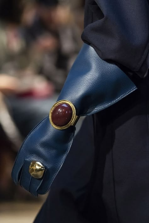 Gloves Fashion, Vintage Jewels, Fashion 2020, Fashion Details, London Fashion Week, Runway Fashion, Fashion Inspo Outfits, Fashion Show, Gloves