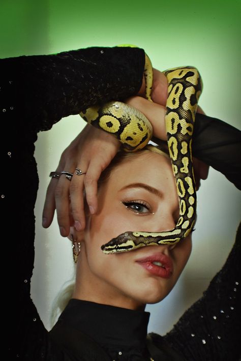 Snake Photoshoot, Skin Photoshoot, Artist Things, Snake Photos, Animal Photoshoot, Cobra Snake, Fashion Model Poses, Snake Art, Model Inspo