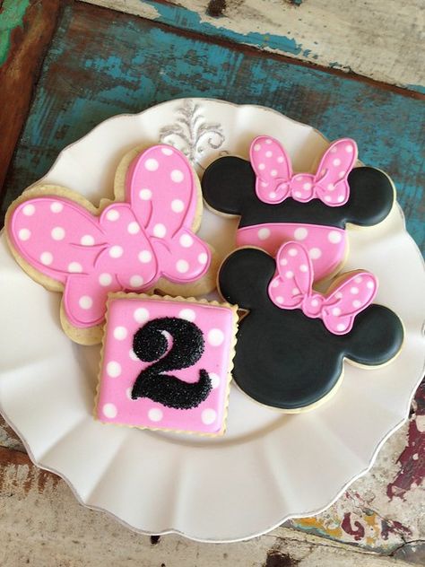 Disney Birthday Theme, Minnie Cookies, Letter Cookies, Mickey Mouse Clubhouse Cake, Mouse Cookies, Minnie Mouse Theme Party, Minnie Mouse Cookies, Minnie Mouse Birthday Party Decorations, Mickey Mouse Cookies