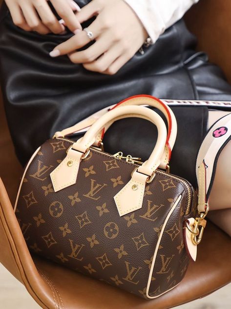 Speedy Bandouliere 20 Black 

Style: M46234

Size: 20.5x13.5x12cm L Signature, Red Textiles, Sac Louis Vuitton, Louis Vuitton Speedy Bandouliere, Speedy Bandouliere, Women Hats Fashion, Board Inspiration, Monogram Handbag, Closet Essentials