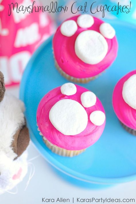 EASY Cat Paw Print Cupcakes using MARSHMALLOWS! Kitty Birthday Party! Kara Allen | Kara's Party Ideas for Friskies Party Mix - Grumpy Cat's Birthday Party KarasPartyIdeas.com #kittyparty #catparty Paw Print Cupcakes, Grumpy Cat Birthday, 4de Verjaardag, Kitten Birthday Party, Cat Themed Birthday Party, Cupcake Day, Kitten Party, Cat Cupcakes, Puppy Birthday Parties