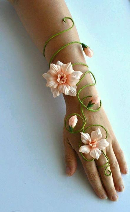 Photo Fairy Arm Cuff, Flower Arm Cuff, Kostum Peri, Fairy Costume For Girl, Lakaran Fesyen, Buat Pita, Corsage Prom, Fairy Wedding, Woodland Fairy