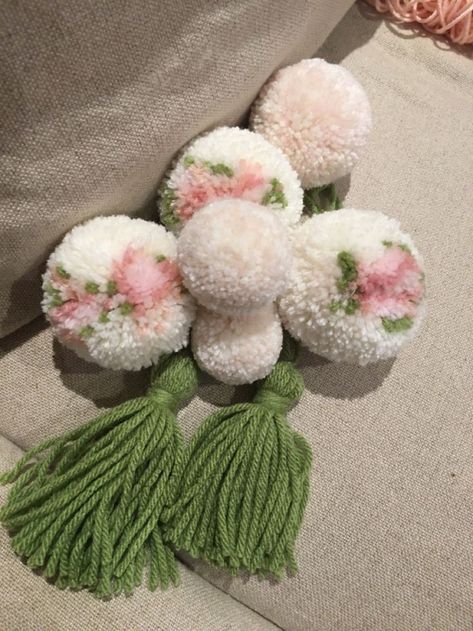 New Years Presents Ideas, Pompom Ideas, Pompom Crafts, Pom Pom Wreath, Diy Pom Pom, Yarn Pom Pom, Pom Pom Crafts, Yarn Art, Spring Crafts