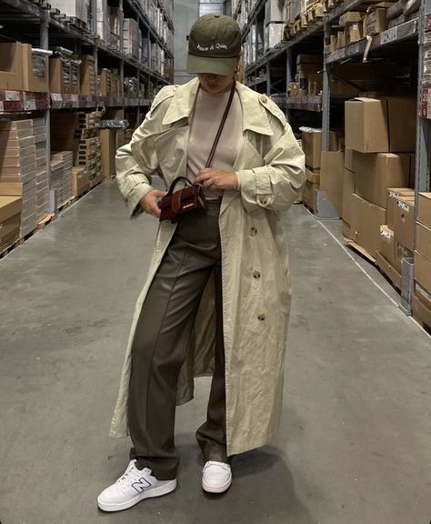 trench coat, leather trousers, baseball cap, jacquemus, new balance Khaki Trench Coat Outfit, Trench Coat Street Style, Cozy Rainy Day Outfit, Leather Trousers Outfit, Trench Outfit, Rainy Day Outfits, Cozy Rainy Day, Baseball Cap Outfit, Trench Beige