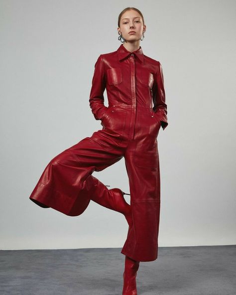 Poses Editorial, Moodboard Fashion, Gold Market, Portfolio Shoot, Brand Photography Inspiration, Leather Jumpsuit, Fashion Moments, Crazy Outfits, Leather Pant