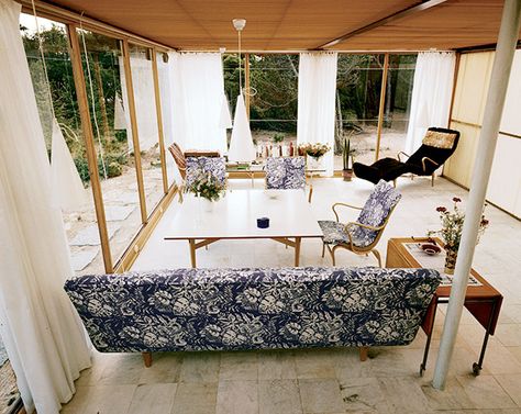 Bruno Mathsson - möbelkonstnär och glashusarkitekt | Hemnet Hemlängtan Male Living Room, Bruno Mathsson, Modernist Architecture, Clawfoot Bathtub, Scandinavia, Interior Details, Feng Shui, Century Modern, Mid-century Modern