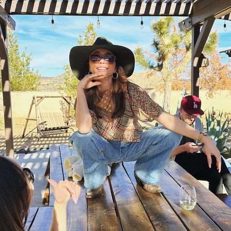 Sarah Hyland (@sarahhyland) • Fotos y videos de Instagram Sarah Hyland, Sarah Jane, Girl Crush, American Actress, Dancing, Turtle Neck, Actresses, On Instagram, Instagram