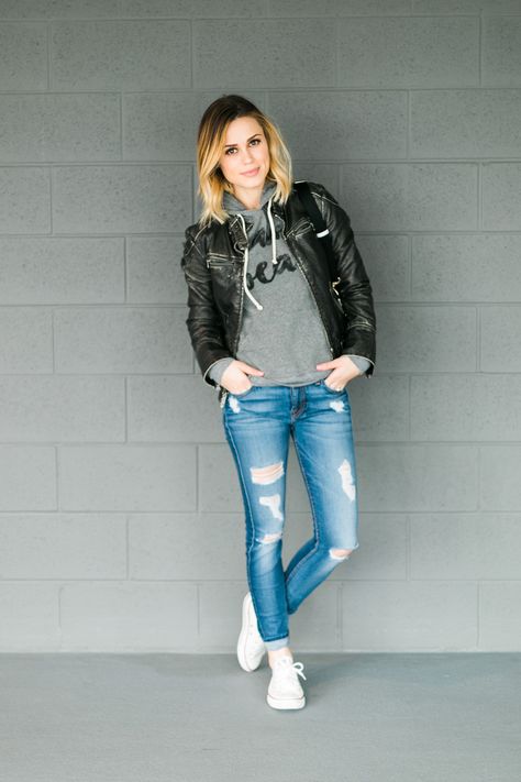 Looking for a Casual Street Style outfit? Houston Fashion blogger wears a sweater and denim outfit paired with a leather jacket and converse shoes! Denim Tunic Outfit, Tunic Outfit Ideas, Denim Outfit Ideas, Converse Style Women, Tunic Outfit, Casual Outfits For Moms, Houston Fashion, Outfits With Converse, Casual Winter Outfits