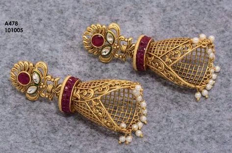 Jumar Earrings Gold, Jumkas Gold, Jhumka Designs Gold, Chandbali Earrings Gold, Latest Earrings Design, Small Earrings Gold, Gold Jhumka, Gold Hoop Earring, Gold Jhumka Earrings