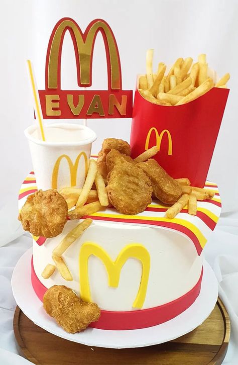 cheese burger McDonald's cake, McDonald's cake, McDonalds cake, mcdonalds cake ideas, mcdonalds cake design, McDonald's birthday cake, McDonald's themed cake, mcdonalds birthday cake Mcdonalds Cake, Cake Base, Fantasy Cake, Winter Cake, Cheese Burger, Braided Half Up, Halloween Cupcakes, Halloween Cakes, Theme Wedding