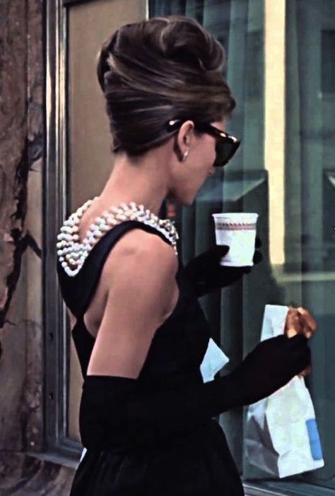 Breakfast At Tiffanys Photoshoot Ideas, Breakfast At Tiffany's Aesthetic, Audrey Hepburn Party, Audrey Hepburn Style Outfits, Audrey Hepburn Hair, Audrey Hepburn Breakfast At Tiffanys, Aubrey Hepburn, George Peppard, Audrey Hepburn Photos