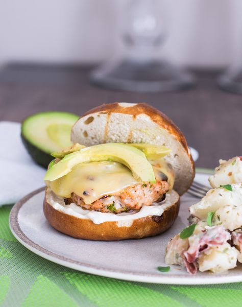 These easy grilled chipotle turkey burgers are served with a side of a red-skinned potato salad to make a great summer meal. Chipotle Turkey Burger, Burger Healthy, Grilled Turkey Burgers, Gourmet Burger, Grilled Turkey, Summer Meals, Summer Grilling Recipes, Summer Meal, Gourmet Burgers