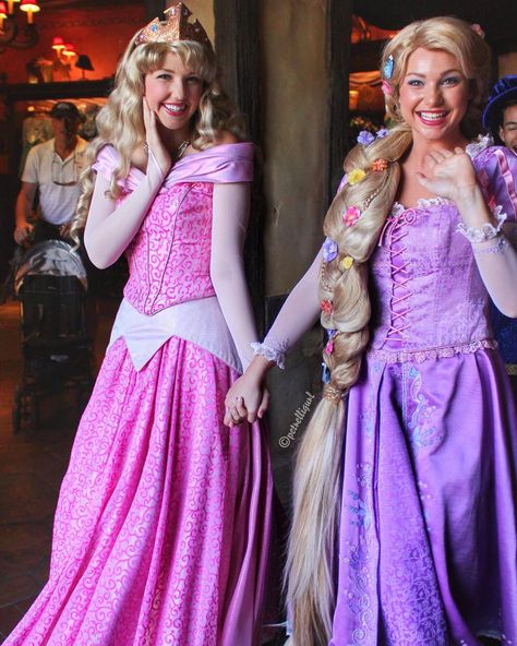 Aurora and Rapunzel Princess Shot, Rapunzel Cosplay, Rapunzel Tangled, Disneyland Pictures, Disney Face Characters, Walking Out, Disney Things, Home Still, Face Characters