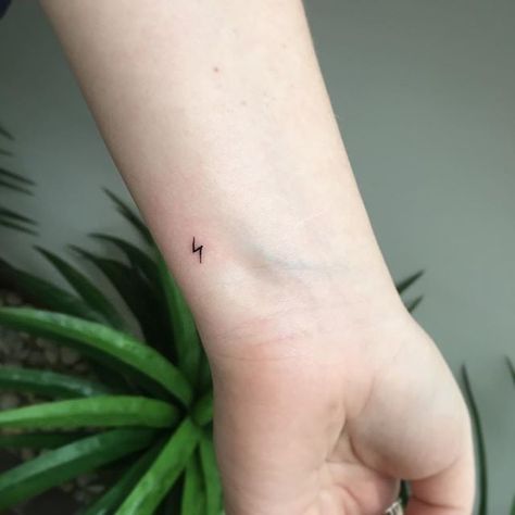 Bolt Tattoo, Geometric Tattoo Arm, Cute Tiny Tattoos, Japanese Sleeve Tattoos, Full Sleeve Tattoos, Dainty Tattoos, Small Tattoo Designs, Grey Tattoo, Black Ink Tattoos