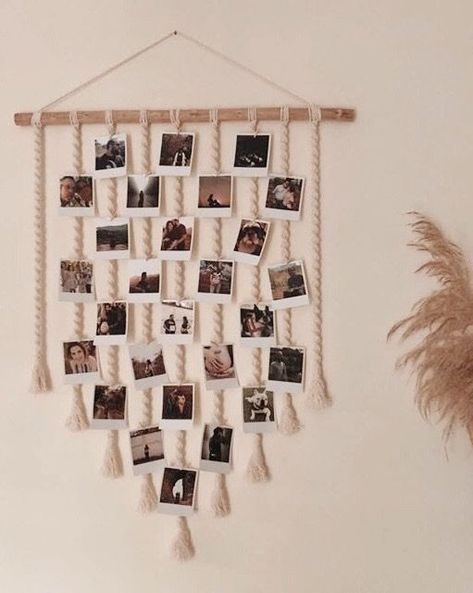 Macrame Photo Wall Hanging, Poloroid Pictures Ideas, Wall Decor Trends, Photo Wall Hanging, Pola Macrame, Diy Wall Decor For Bedroom, Cute Diy Room Decor, Macrame Wall Hanging Diy, Diy Plant Hanger