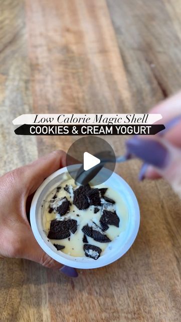 EMMA MONTGOMERY on Instagram: "230 calorie Magic Shell Cookies & Cream Yogurt

Like, save & share with a friend 🫶🏻

1 @twogood vanilla yogurt 
2 Oreo Thins
3g sf white chocolate pudding powder 
14g white chocolate chips

230 calories: 13p/25c/9f" Emma Montgomery, Shell Cookies, Macro Snacks, White Chocolate Pudding, Oreo Thins, Magic Shell, Cookies Cream, Vanilla Yogurt, Chocolate Pudding