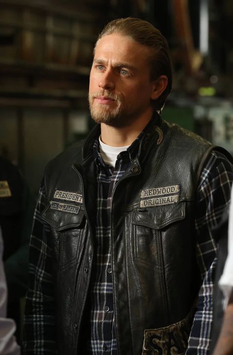 Charlie Hunnam on Sons of Anarchy Pictures | POPSUGAR Entertainment Jax Teller, Charlie Hunnam, Sons Of Anarchy, Leather Jacket, Leather