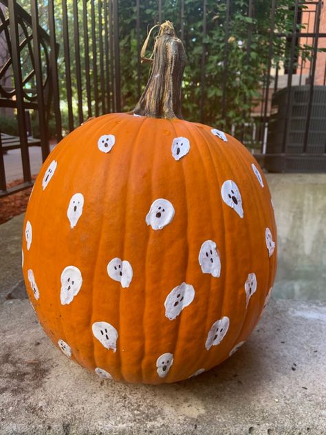 Fingerprint Ghost Pumpkin, How To Decorate Pumpkins, Pumpkin Painting Ideas Orange, Fingerprint Pumpkin, Decorate A Pumpkin, Pumpkin Paintings, Creative Pumpkin Painting, Fall Dates, Halloween Pumpkin Designs