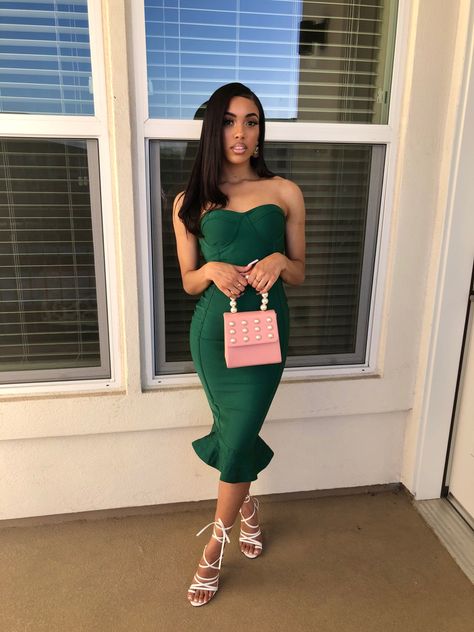 emerald green dress Emerald Green Tight Dresses, Emerald Green Dress Black Woman, Emerald Green Homecoming Dresses Bodycon, Emerald Tight Dress, Emerald Green Bodycon Dress Long Sleeve, Emerald Green Outfit, Classy Short Dresses, Emerald Green Dresses, Green Outfit