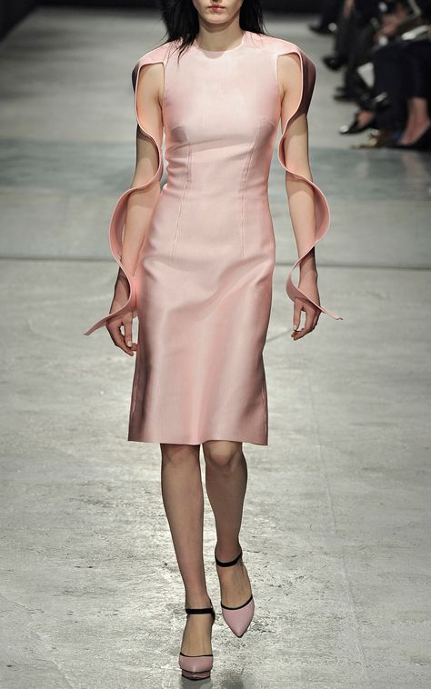 Pink Cord Spiral Sleeve Dress by Christopher Kane Creative Sleeves, Interesting Sleeves, World Of Wearable Art, Silk Fashion, Space Fashion, Bold Dresses, Knitwear Fashion, Christopher Kane, 2014 Fashion