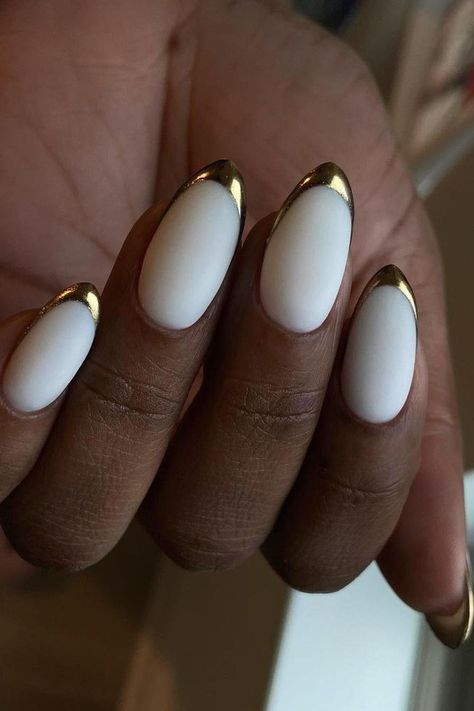 Nail Designs With Metallic Lines, White Nails Silver Tips, White Gold Tip Nails, White Nail With Gold French Tip, White With Gold Accent Nails, Nail Ideas Elegant Classy, White Gold Manicure, Gold Trim Nails, Gold Tip Acrylic Nails