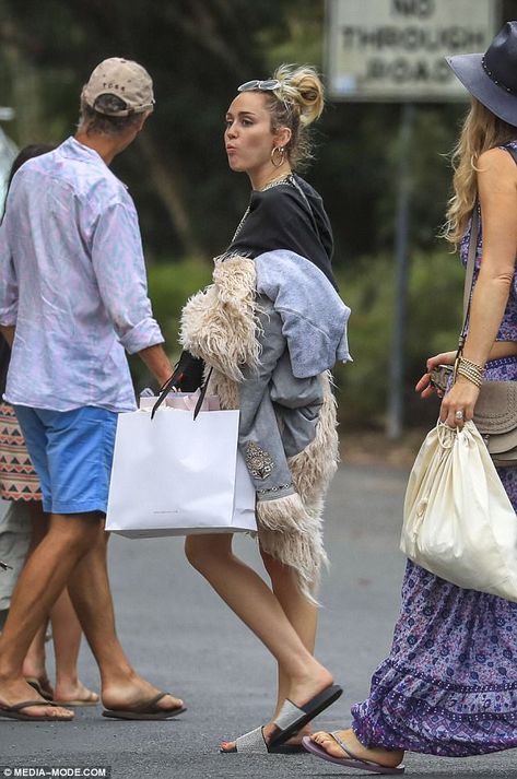 Liam Hemsworth And Miley Cyrus, Miley Cyrus Style, Elsa Pataky, Ring In The New Year, Liam Hemsworth, Gal Pal, Sister In Law, Byron Bay, Miley Cyrus