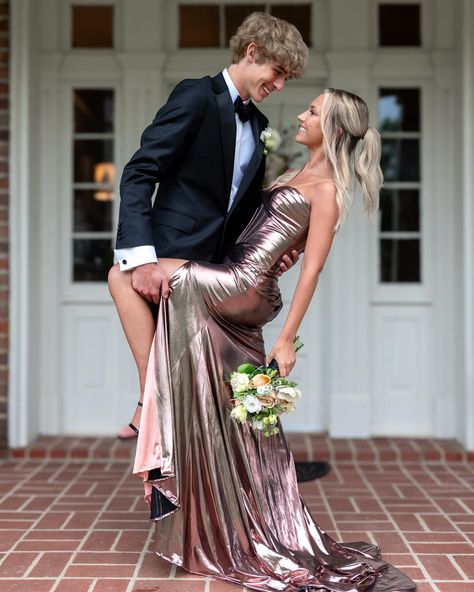 Prom Photos Couple, Prom Picture Poses For Couples, Prom Couple Pictures, Couple Prom Pictures, Couples Prom, Couple Prom, Grad Picture Ideas, Hoco Pics, Prom Pictures Couples