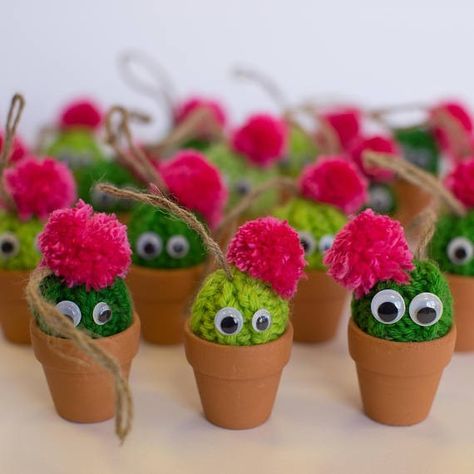 Cactus pompoms. Not necessary.... doesn’t really fit with the theme.... but too darn cute not to save 😍 Pompon Diy, Pom Pom Animals, Cactus Craft, Boyfriend Crafts, Pom Pom Crafts, Decorations Table, Easter Decorations Christian, Diy Easter, Valentine's Day Diy