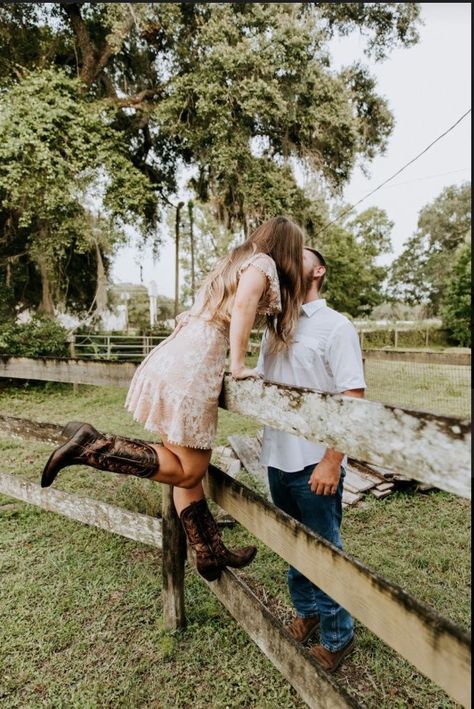 Rustic Theme Engagement Photos, Farm Fence Photoshoot, Fall Country Couple Photoshoot, Couples Fence Photography, Country Theme Family Photoshoot, Engagement Photos With Fence, Engagement Photos Fence, Fence Couple Pictures, Farm Style Engagement Photos