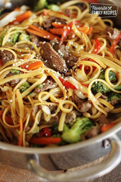 Beef Noodle Stir Fry Beef Noodle Stir Fry, Noodle Stir Fry, Mapo Tofu, Stir Fry Dishes, God Mat, Beef And Noodles, Stir Fry Recipes, Easy Beef, Beef Dinner